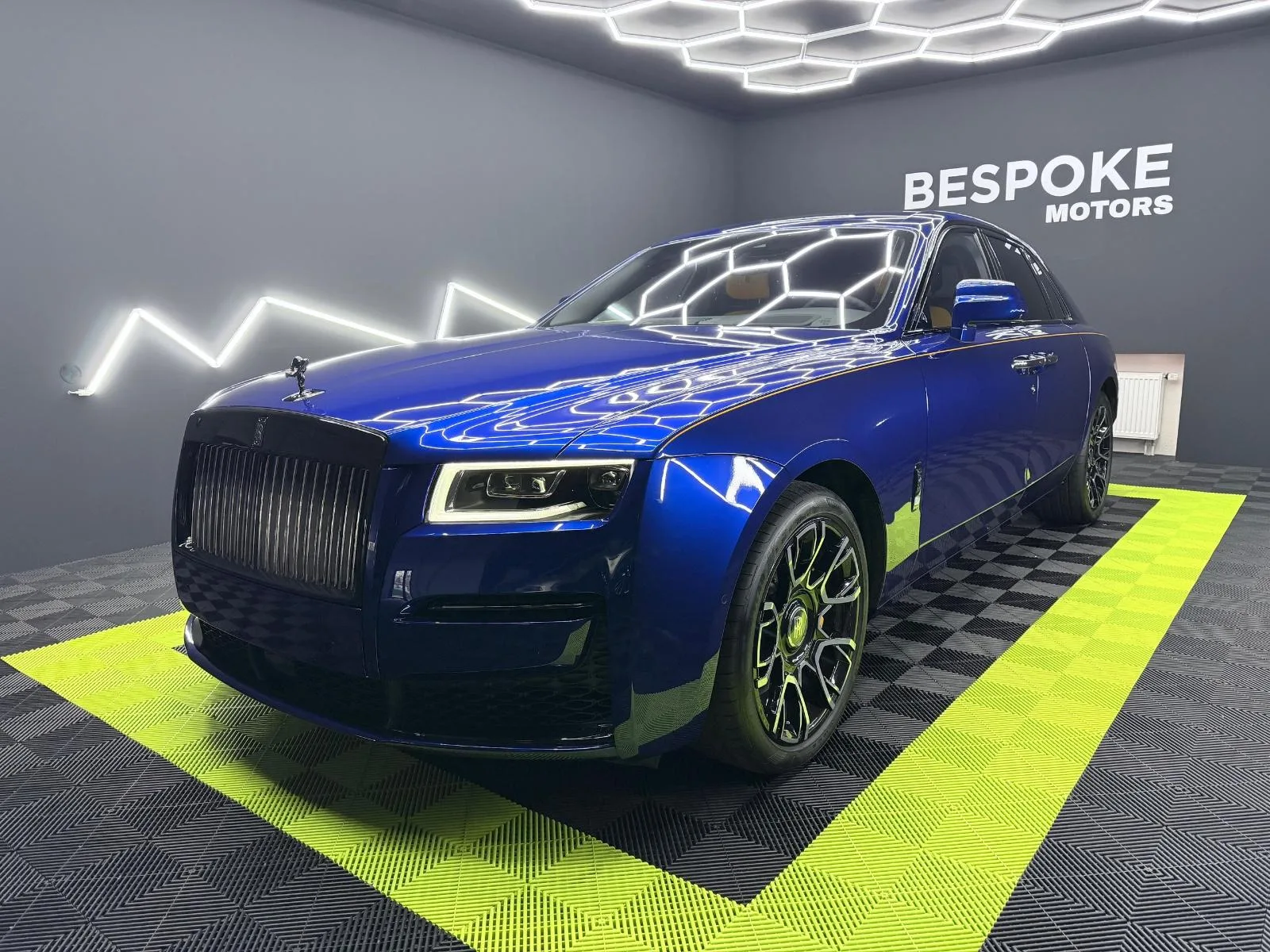 2024 Rolls-Royce Ghost Black Badge proposée par un concessionnaire spécialisé à Bratislava, Slovaquie, photo principale
