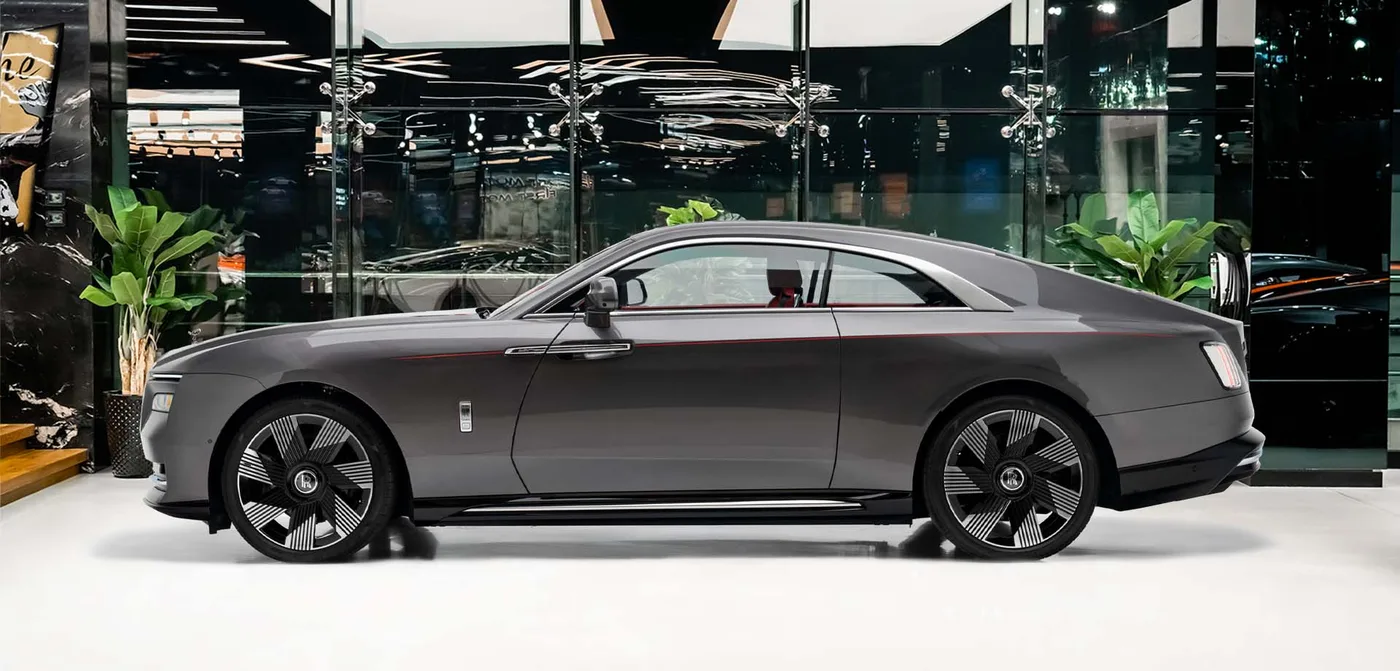 2024 Rolls-Royce Spectre angeboten von einem Fachhändler in Dubai, Vereinigte Arabische Emirate, Außenansicht 2