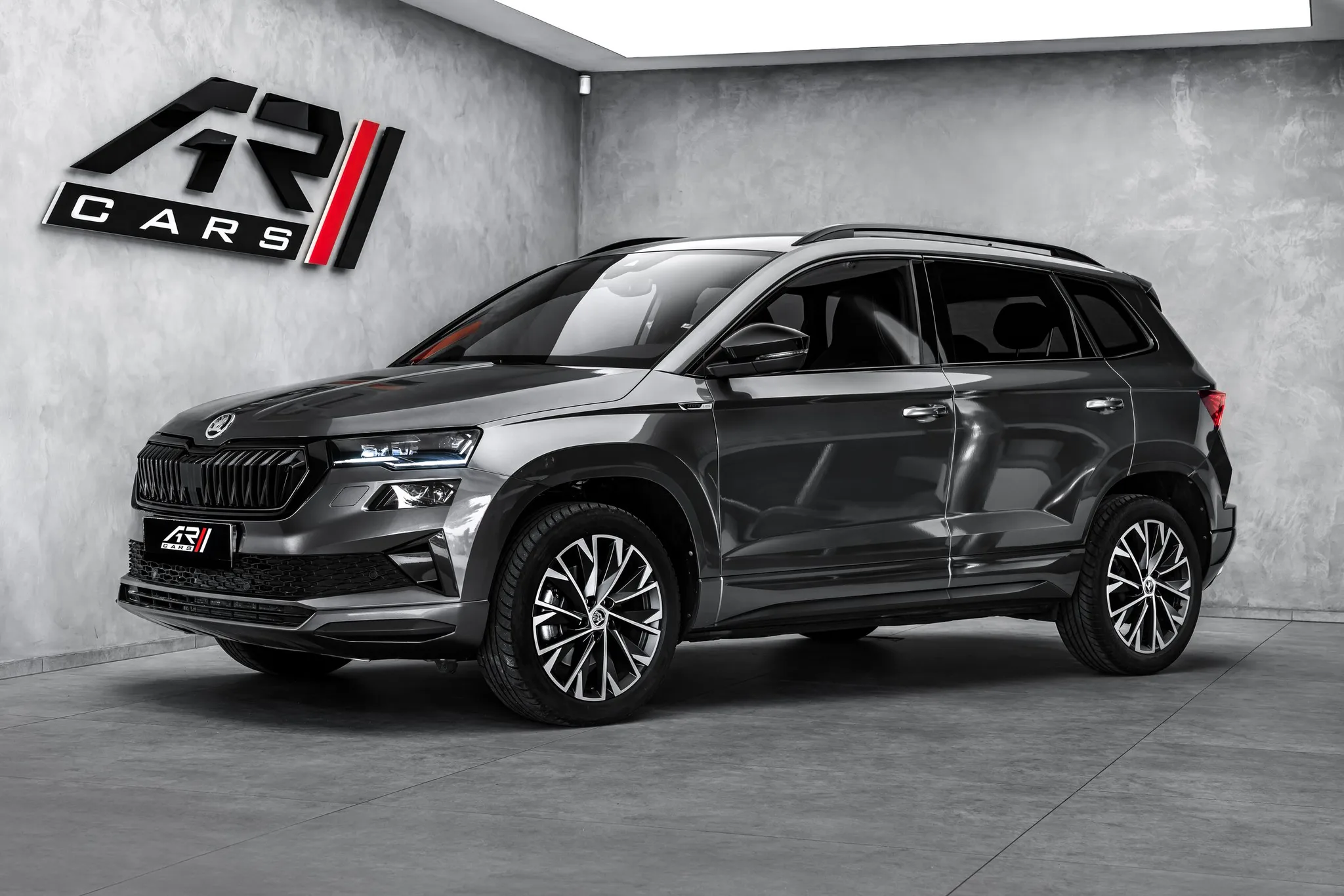 2024 Škoda Karoq Sportline angeboten von einem Fachhändler in Ostrava, Tschechien, Hauptfoto