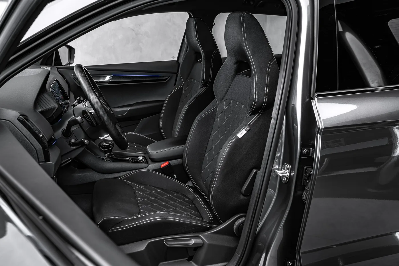 2024 Škoda Karoq Sportline offered by a specialist dealer in Ostrava, Czechia, photo 14 of 23