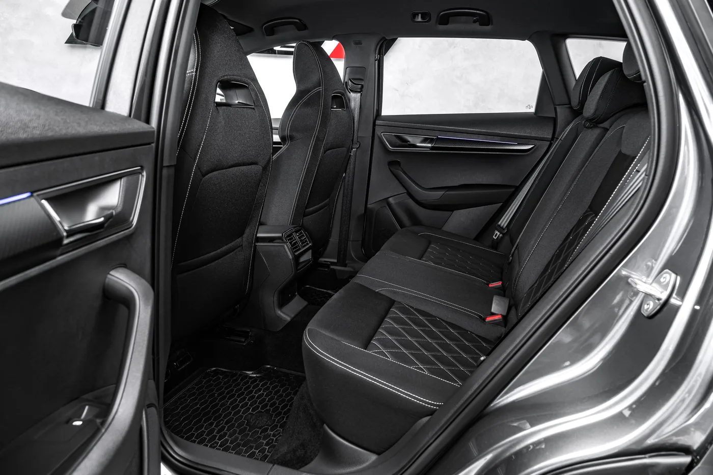 2024 Škoda Karoq Sportline offered by a specialist dealer in Ostrava, Czechia, photo 15 of 23