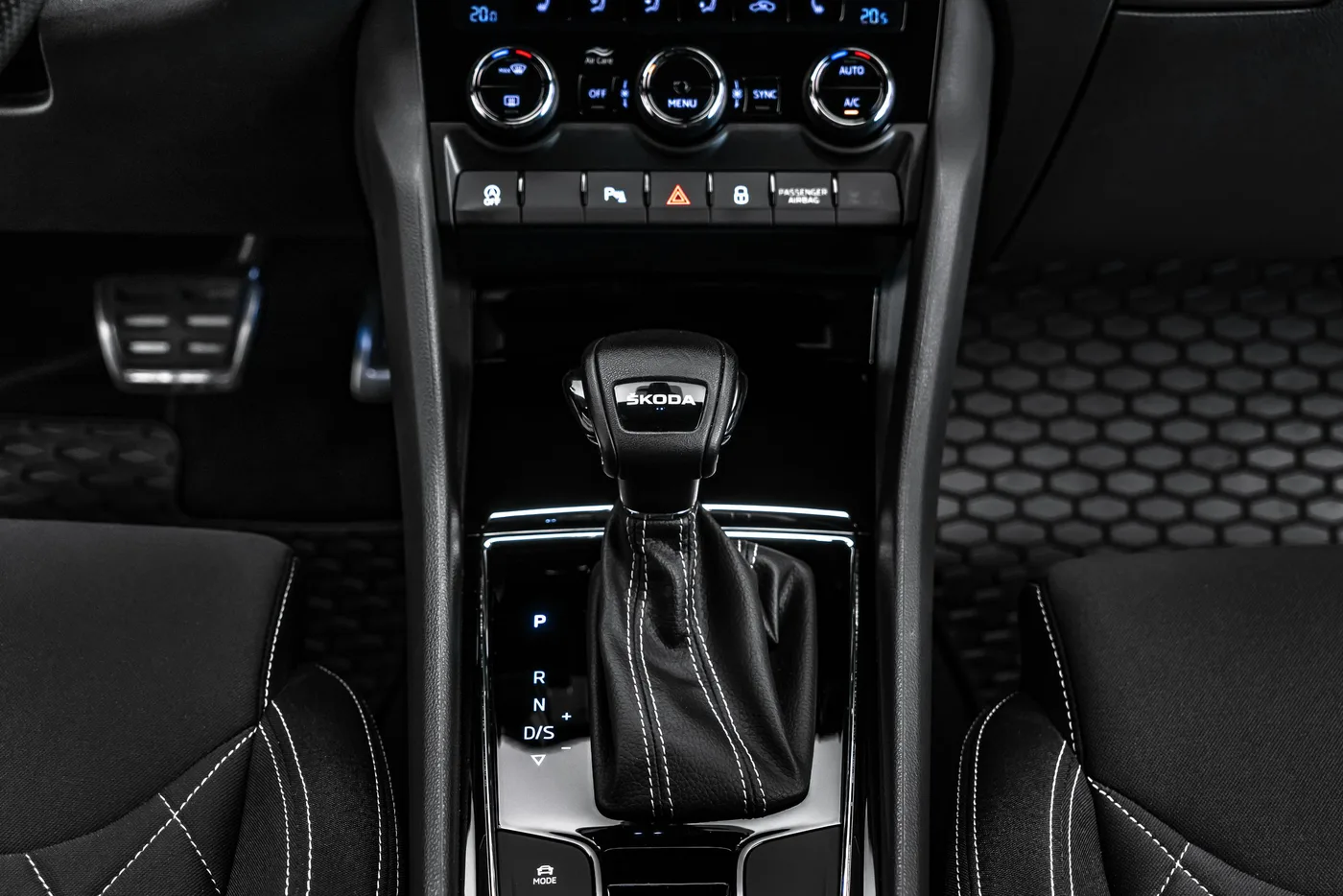 2024 Škoda Karoq Sportline offered by a specialist dealer in Ostrava, Czechia, photo 18 of 23
