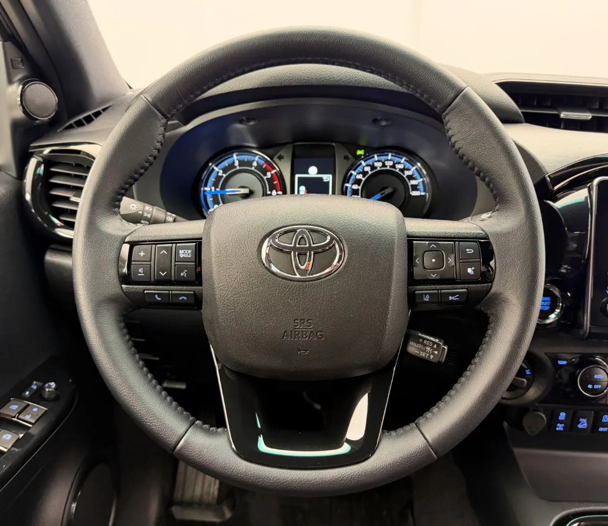 2024 Toyota Hilux Invincible, 10/29