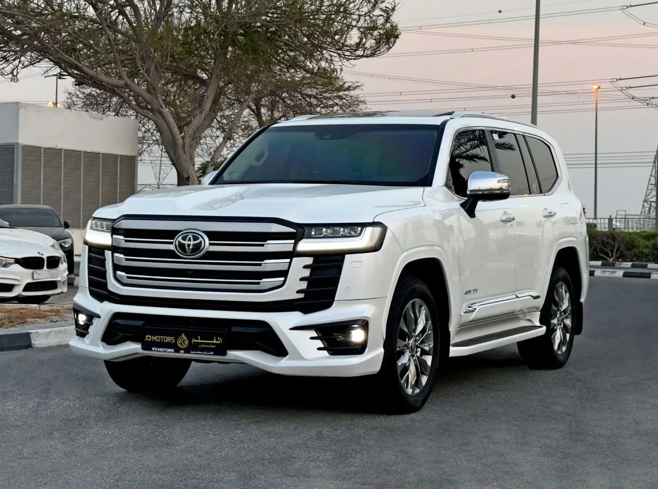 2024 Toyota Land Cruiser angeboten von einem Spezialhändler in Dubai, Vereinigte Arabische Emirate, Hauptfoto