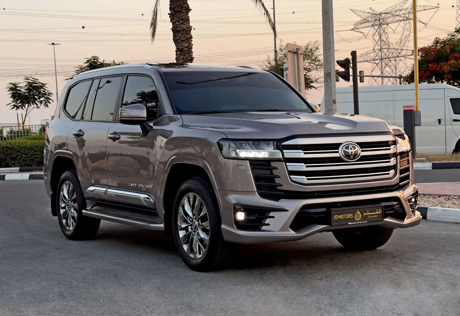 2024 Toyota Land Cruiser GXR proposée par un concessionnaire spécialisé à Dubai, Émirats arabes unis, photo 3 sur 13