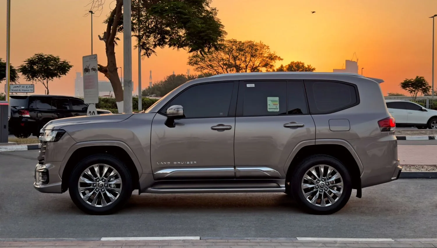 2024 Toyota Land Cruiser GXR proposée par un concessionnaire spécialisé à Dubai, Émirats arabes unis, photo 4 sur 13