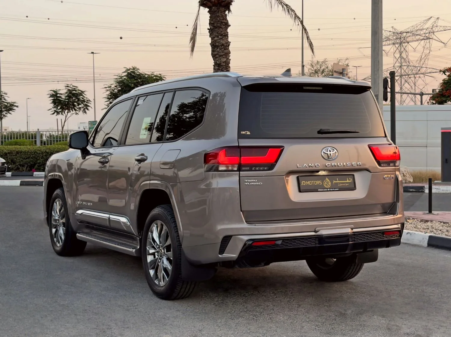 2024 Toyota Land Cruiser GXR proposée par un concessionnaire spécialisé à Dubai, Émirats arabes unis, photo 8 sur 13