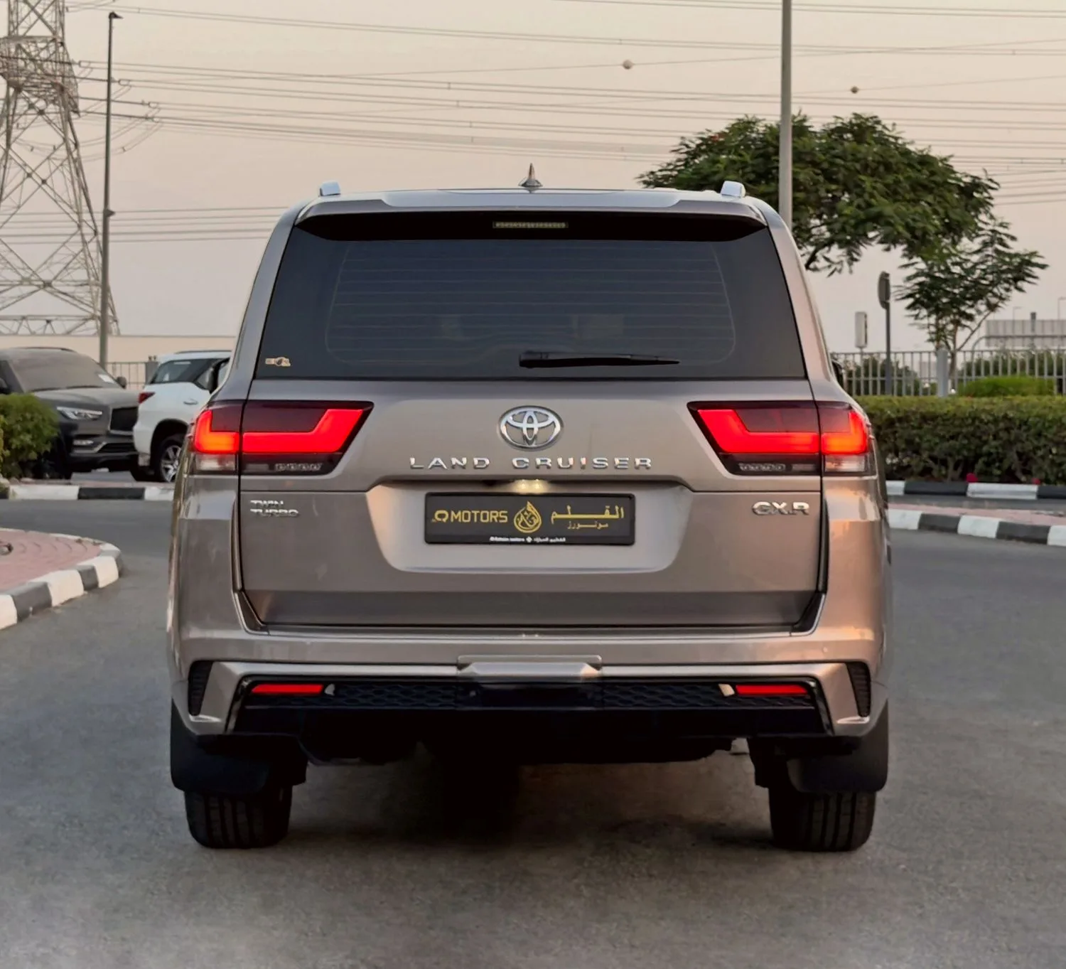 2024 Toyota Land Cruiser GXR proposée par un concessionnaire spécialisé à Dubai, Émirats arabes unis, photo 9 sur 13