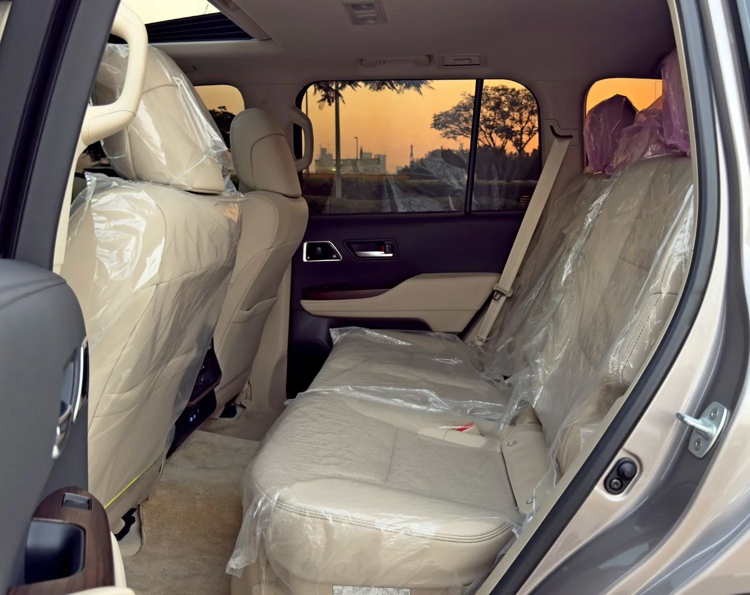 2024 Toyota Land Cruiser GXR proposée par un concessionnaire spécialisé à Dubai, Émirats arabes unis, photo 12 sur 13