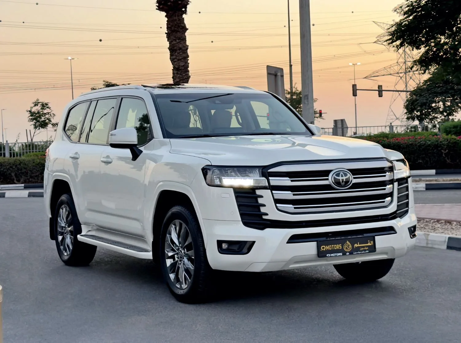 2024 Toyota Land Cruiser GXR proposée par un concessionnaire spécialisé à Dubai, Émirats arabes unis, photo 3 sur 13