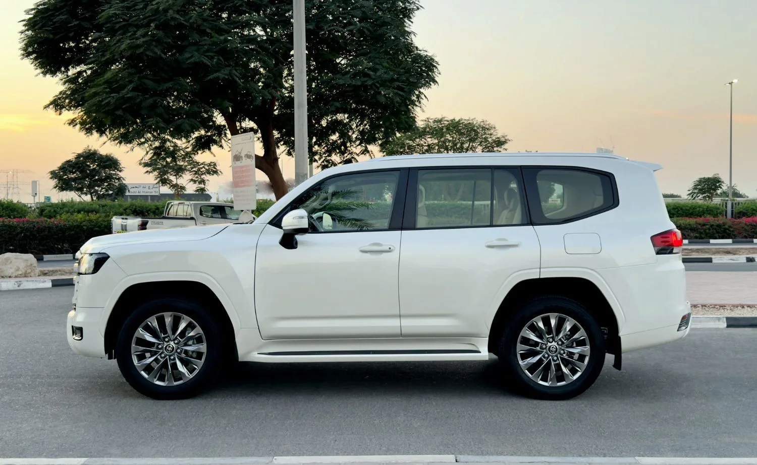 2024 Toyota Land Cruiser GXR proposée par un concessionnaire spécialisé à Dubai, Émirats arabes unis, photo 4 sur 13