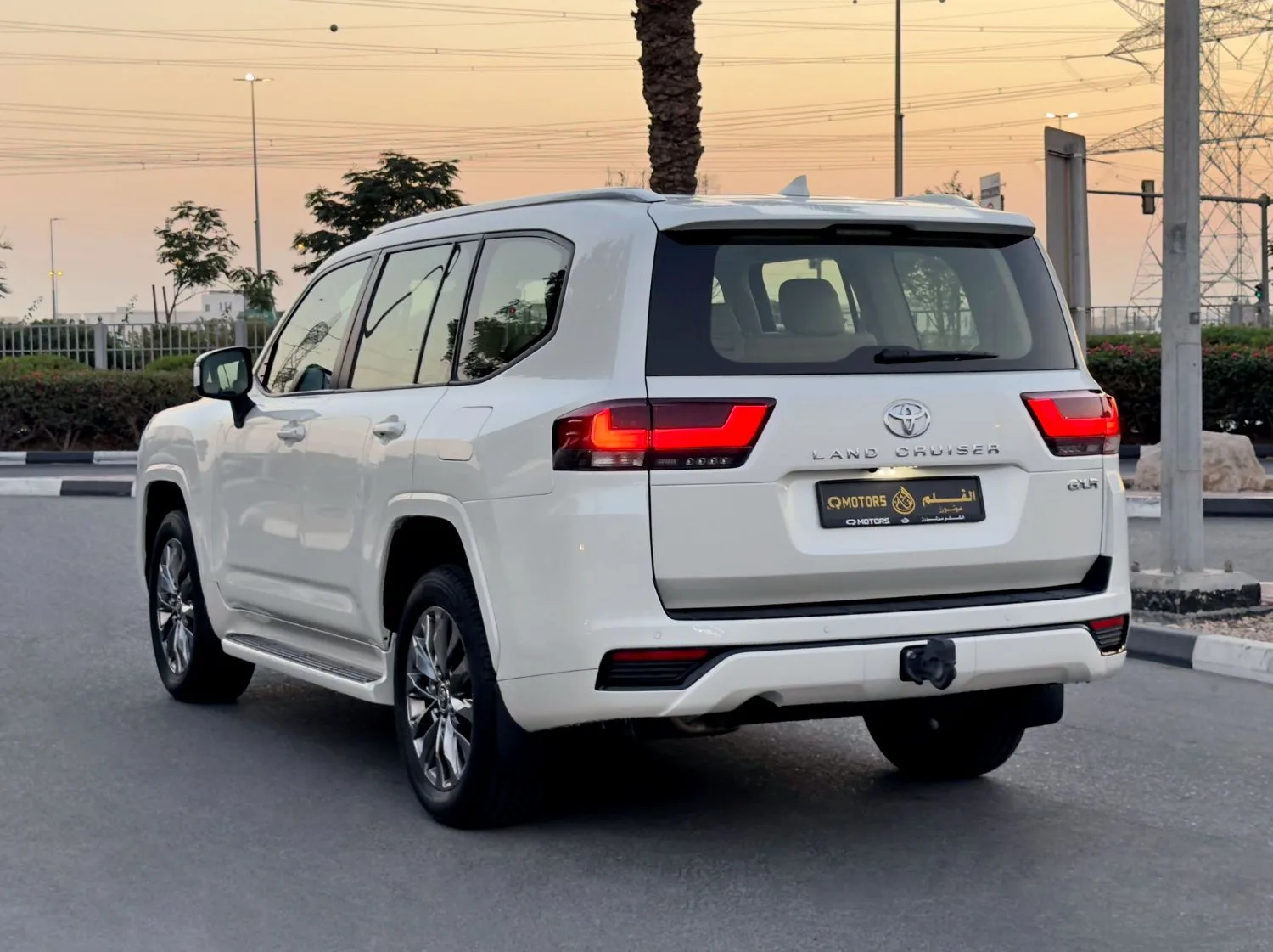 2024 Toyota Land Cruiser GXR proposée par un concessionnaire spécialisé à Dubai, Émirats arabes unis, photo 5 sur 13