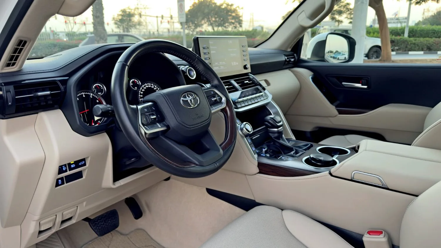 2024 Toyota Land Cruiser GXR proposée par un concessionnaire spécialisé à Dubai, Émirats arabes unis, photo 8 sur 13