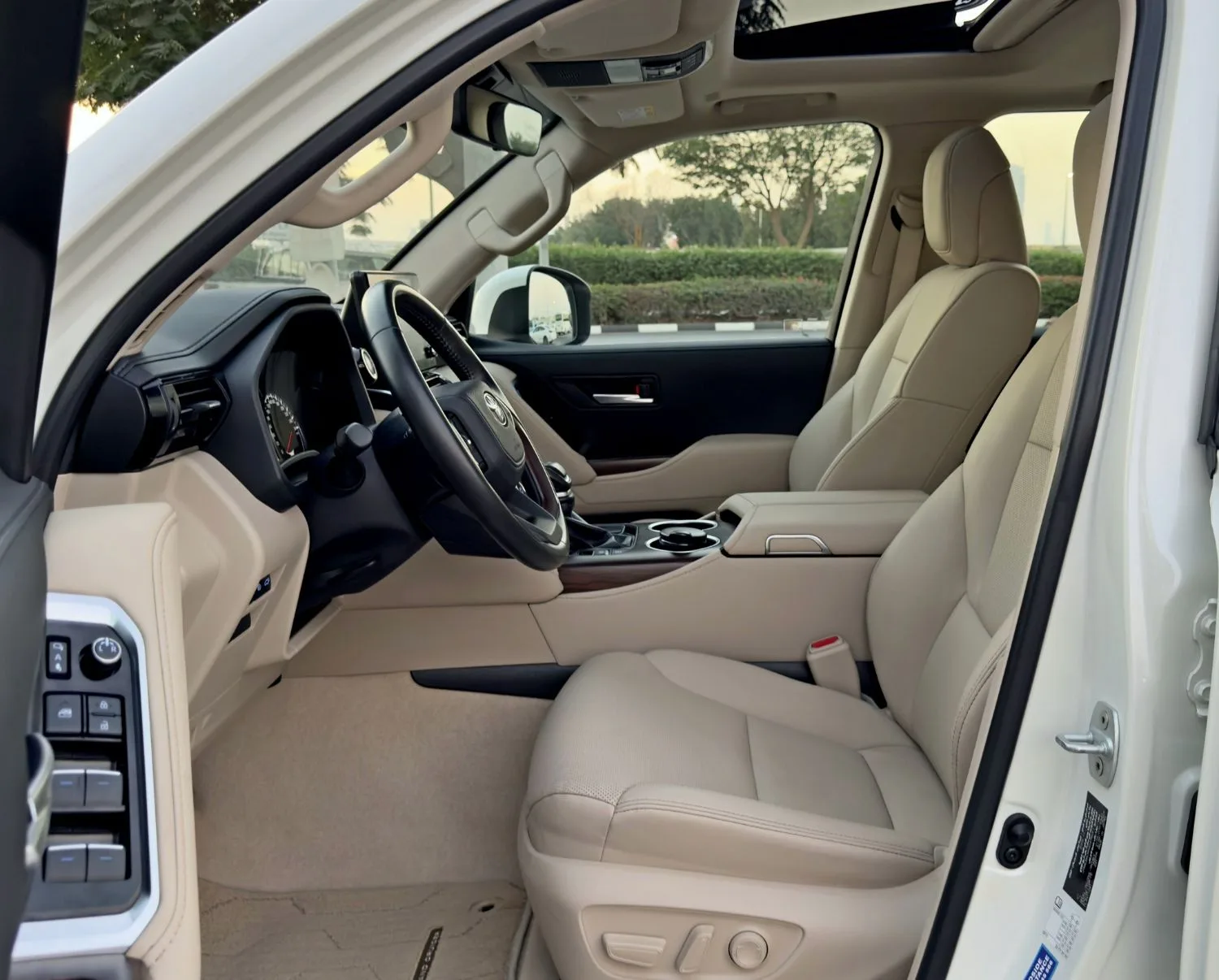 2024 Toyota Land Cruiser GXR proposée par un concessionnaire spécialisé à Dubai, Émirats arabes unis, photo 9 sur 13