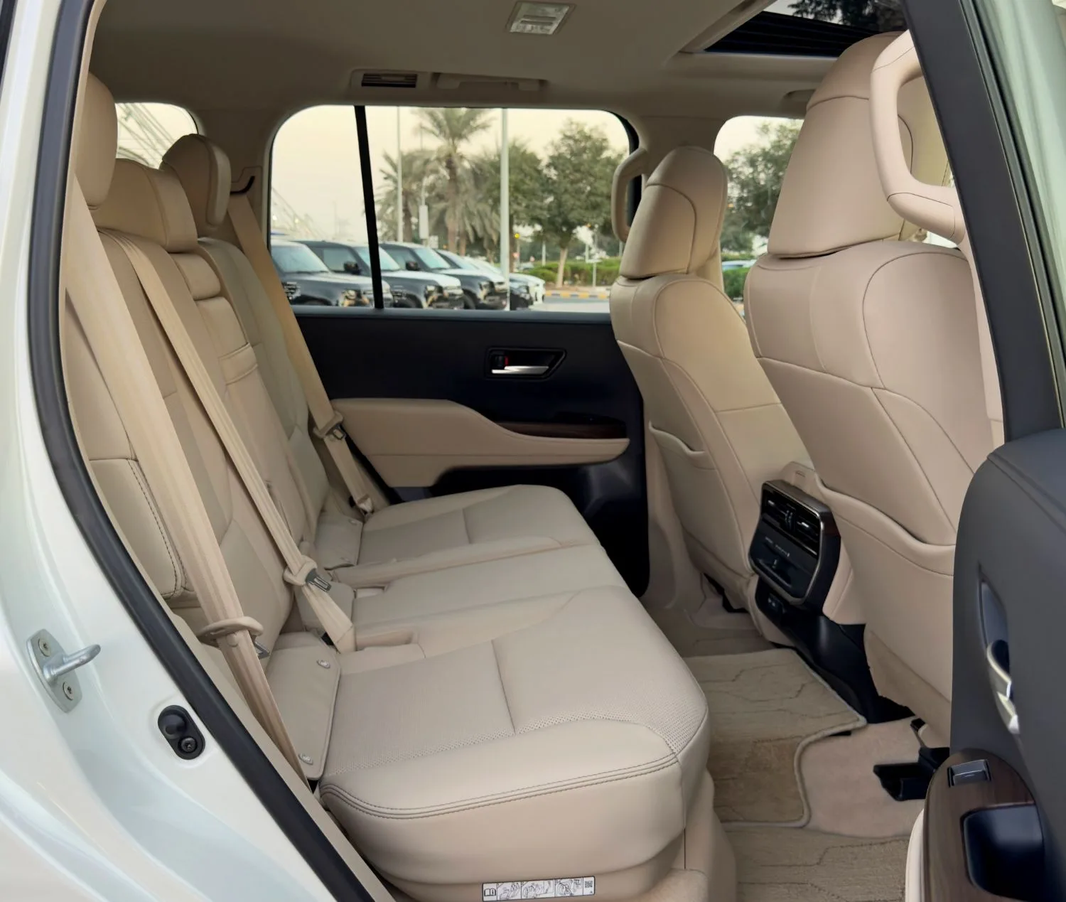 2024 Toyota Land Cruiser GXR proposée par un concessionnaire spécialisé à Dubai, Émirats arabes unis, photo 12 sur 13