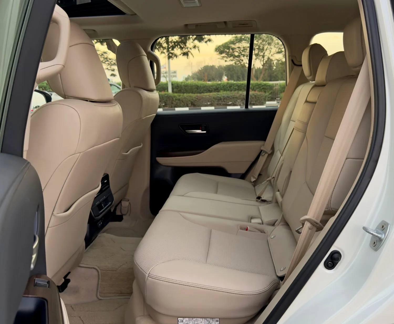 2024 Toyota Land Cruiser GXR proposée par un concessionnaire spécialisé à Dubai, Émirats arabes unis, photo 13 sur 13