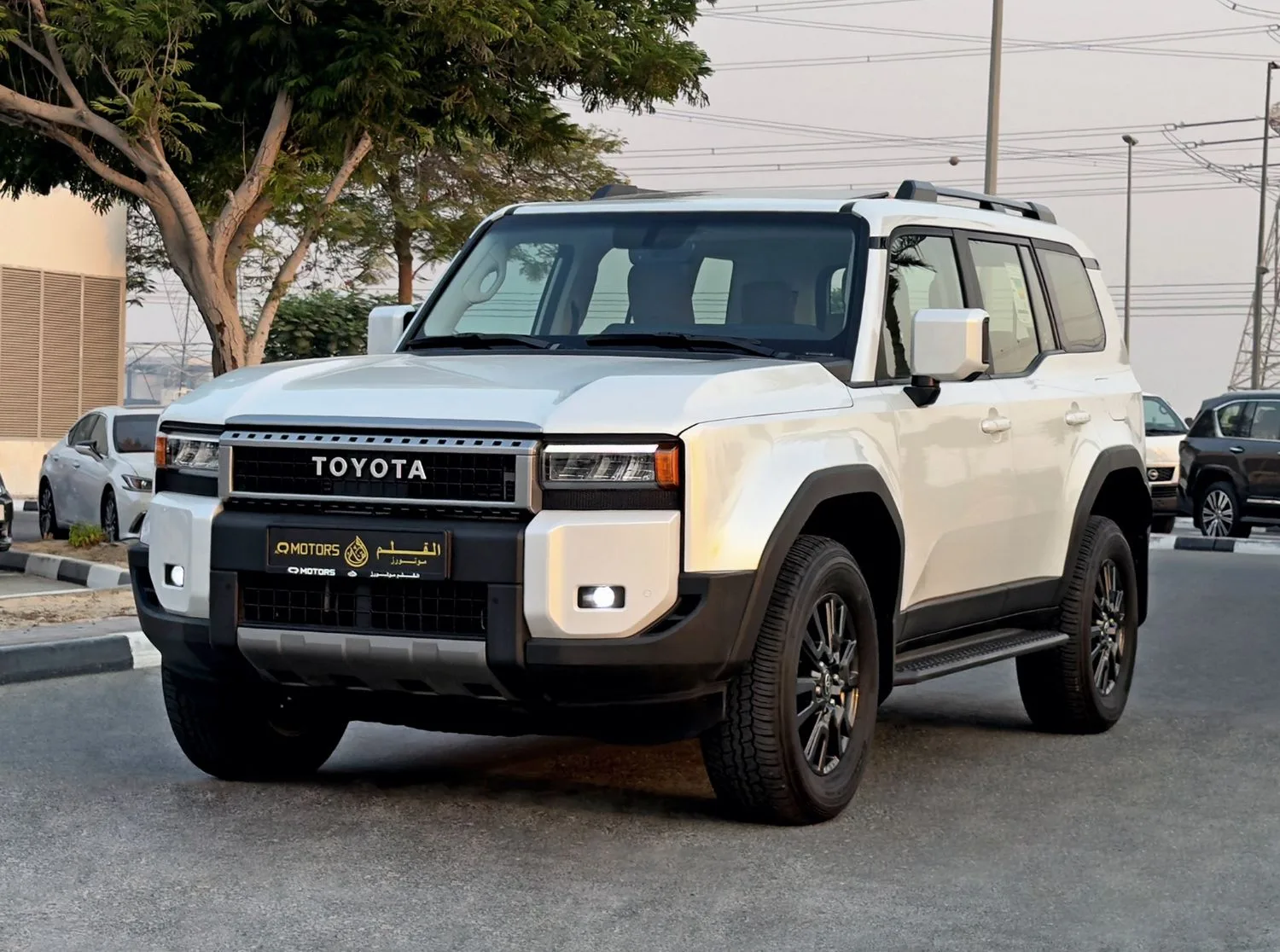2024 Toyota Prado GXR angeboten von einem Fachhändler in Dubai, Vereinigte Arabische Emirate, Hauptfoto