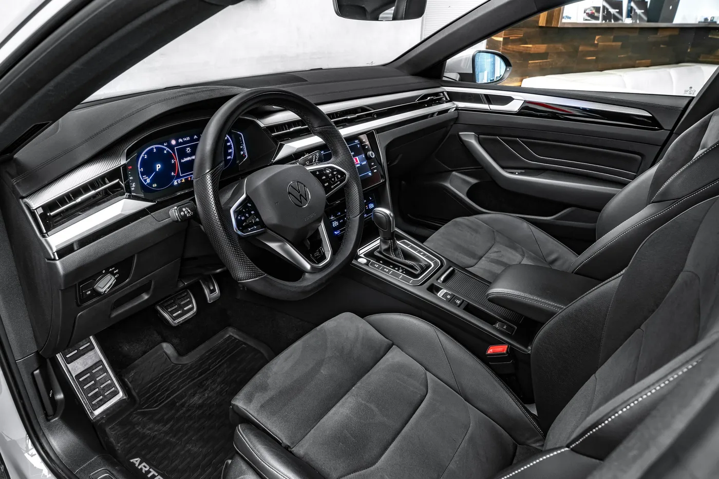 2024 Volkswagen Arteon R-Line offered by a specialist dealer in Ostrava, Czechia, photo 11 of 23