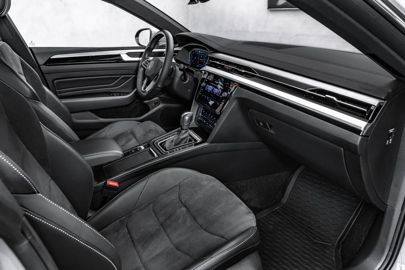 2024 Volkswagen Arteon R-Line offered by a specialist dealer in Ostrava, Czechia, photo 12 of 23