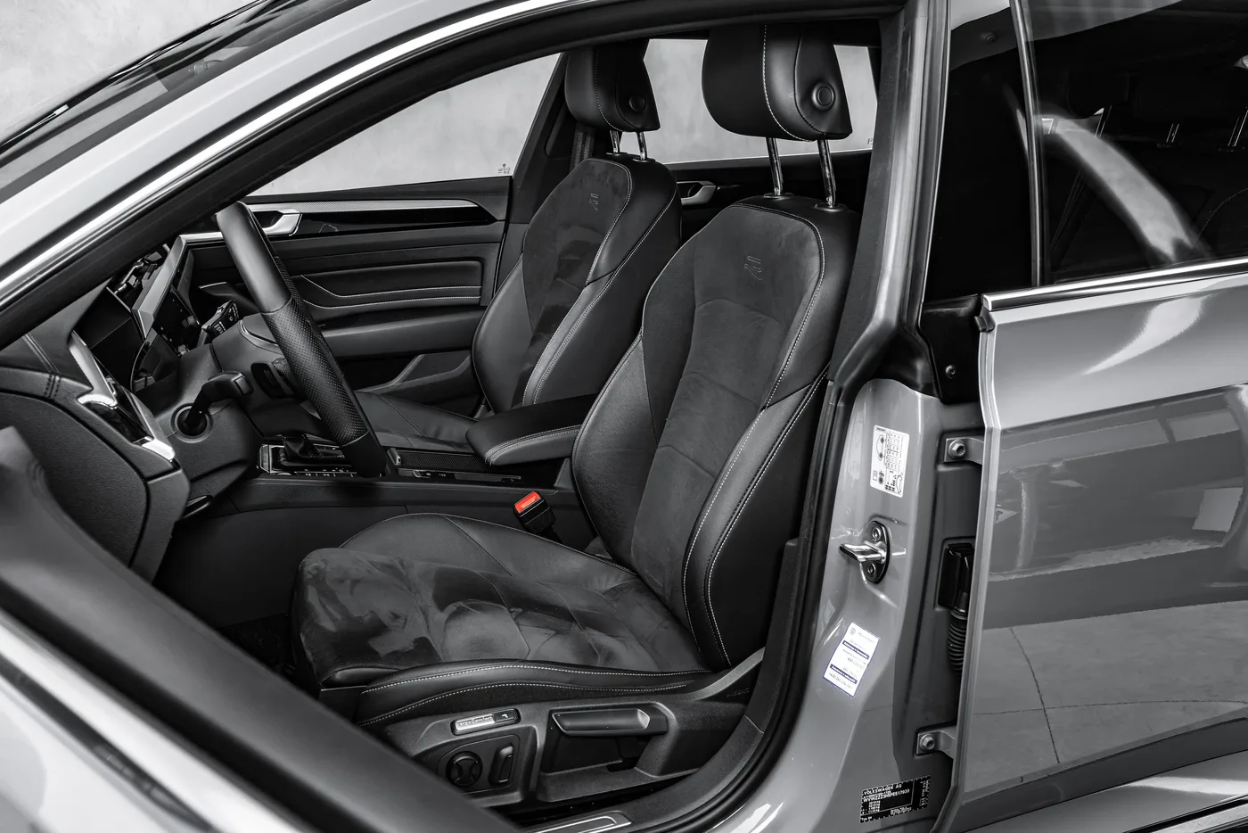 2024 Volkswagen Arteon R-Line offered by a specialist dealer in Ostrava, Czechia, photo 13 of 23