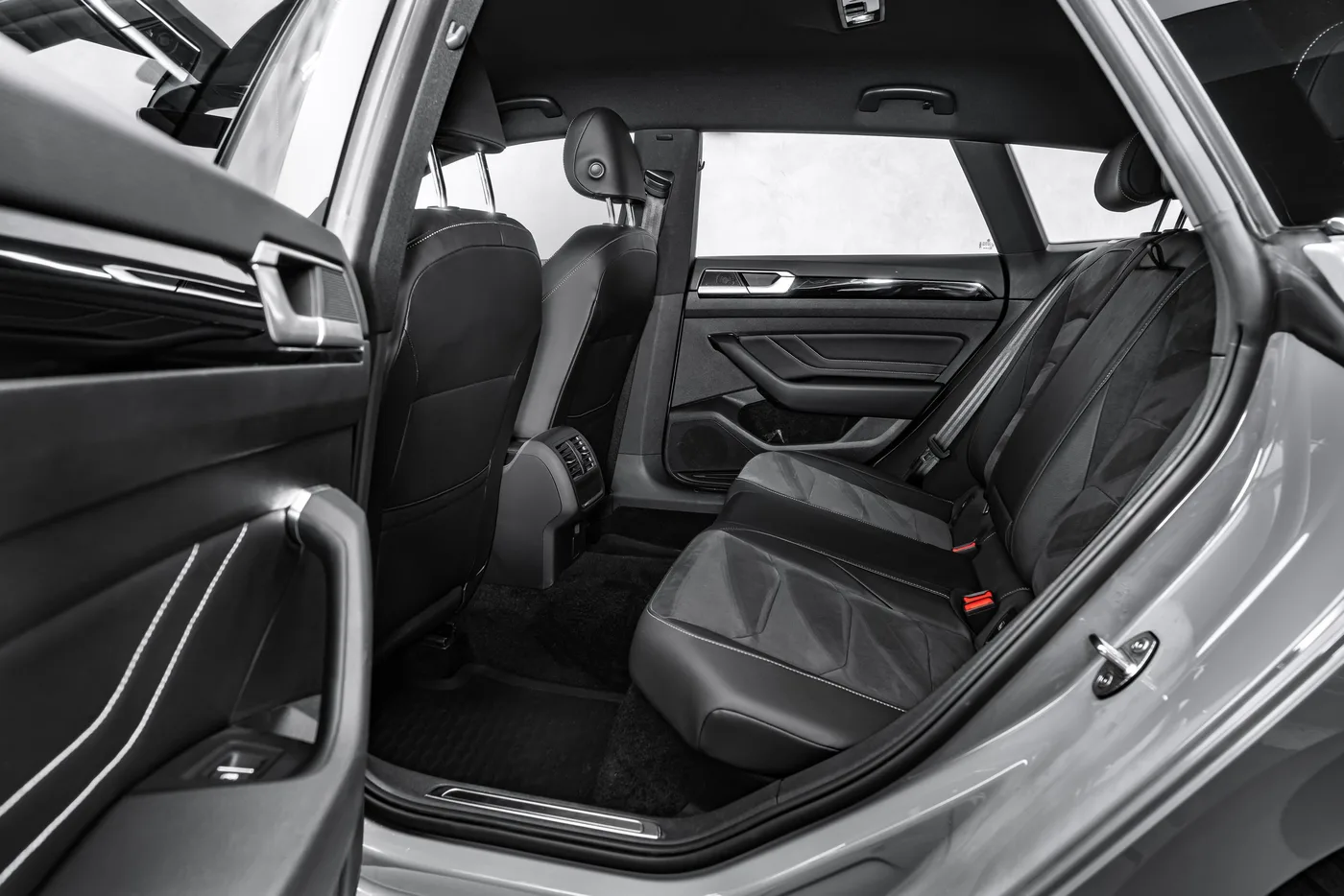 2024 Volkswagen Arteon R-Line offered by a specialist dealer in Ostrava, Czechia, photo 14 of 23