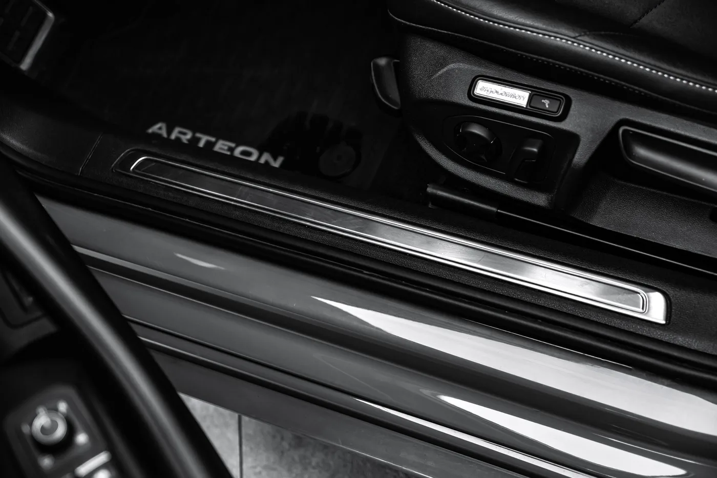 2024 Volkswagen Arteon R-Line offered by a specialist dealer in Ostrava, Czechia, photo 19 of 23