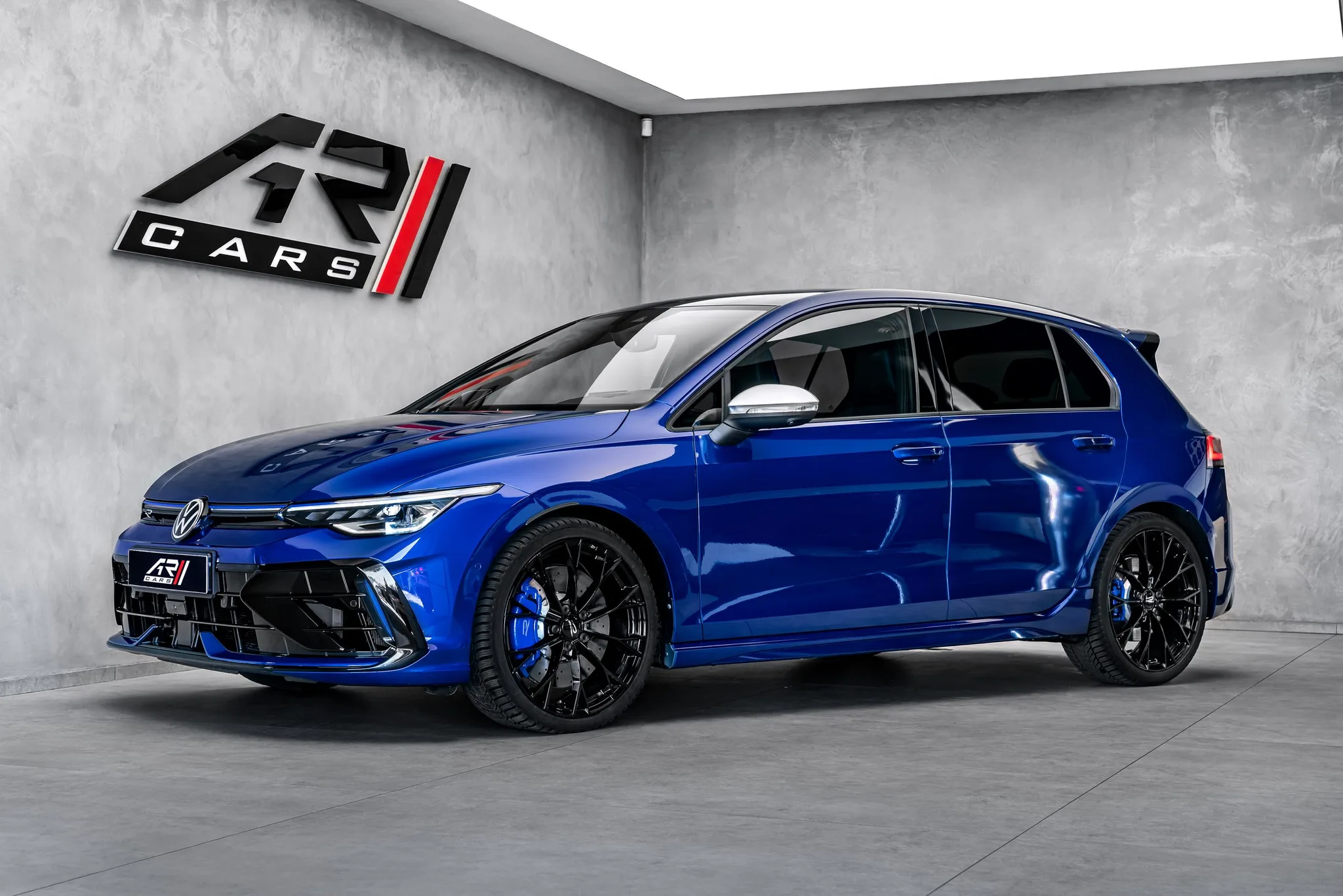 2024 Volkswagen Golf R angeboten von einem Fachhändler in Ostrava, Tschechien, Hauptfoto