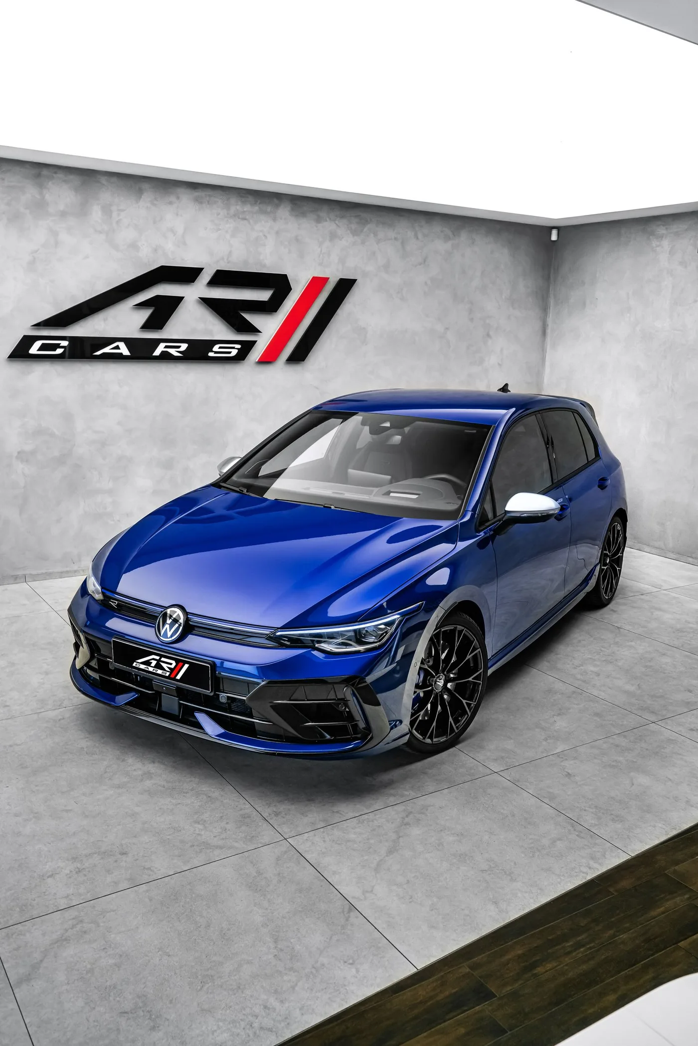 2024 Volkswagen Golf R angeboten von einem Fachhändler in Ostrava, Tschechien, Foto 8 von 15