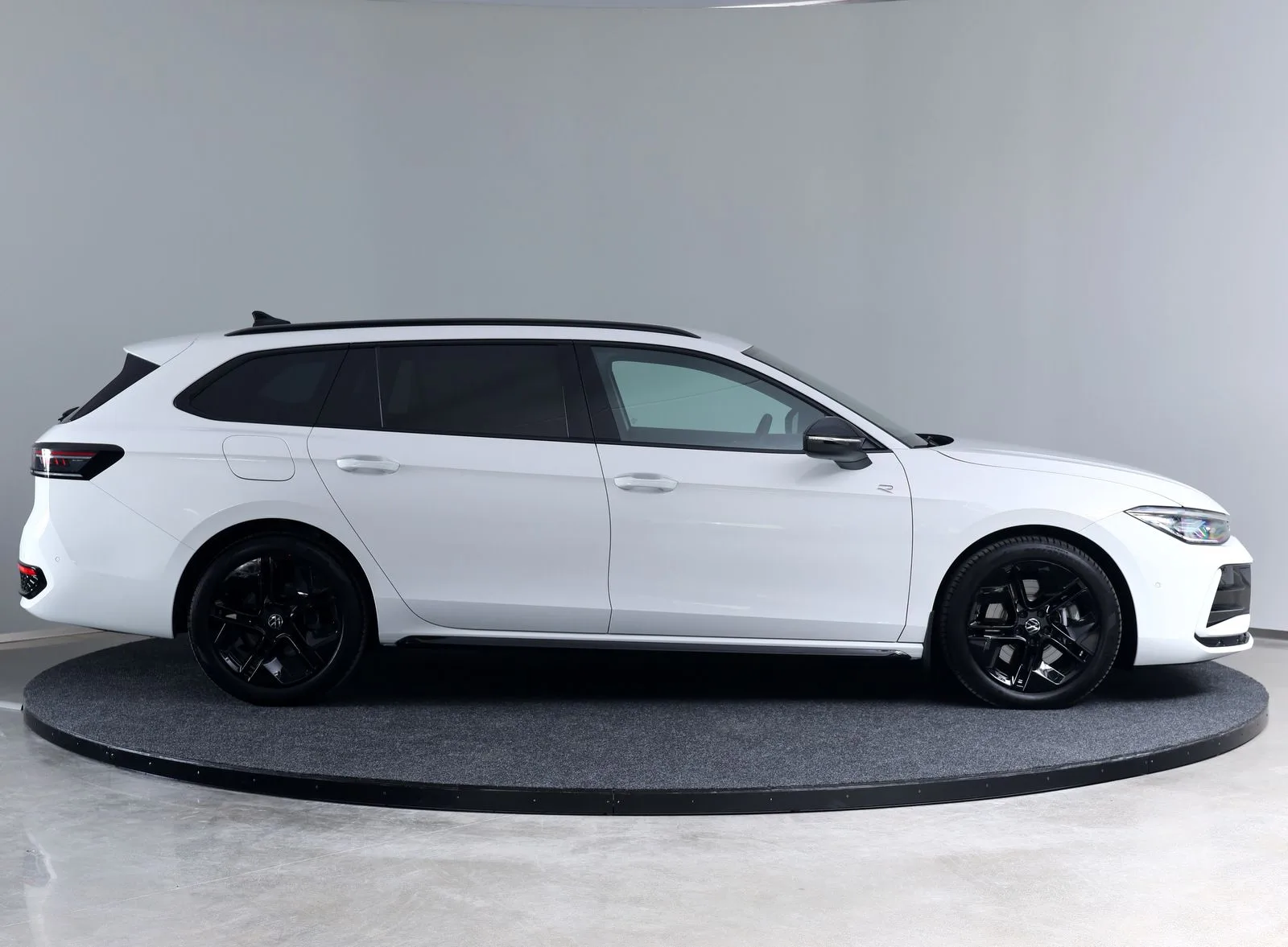 2024 Volkswagen Passat Variant R-Line 4Motion, 6/22