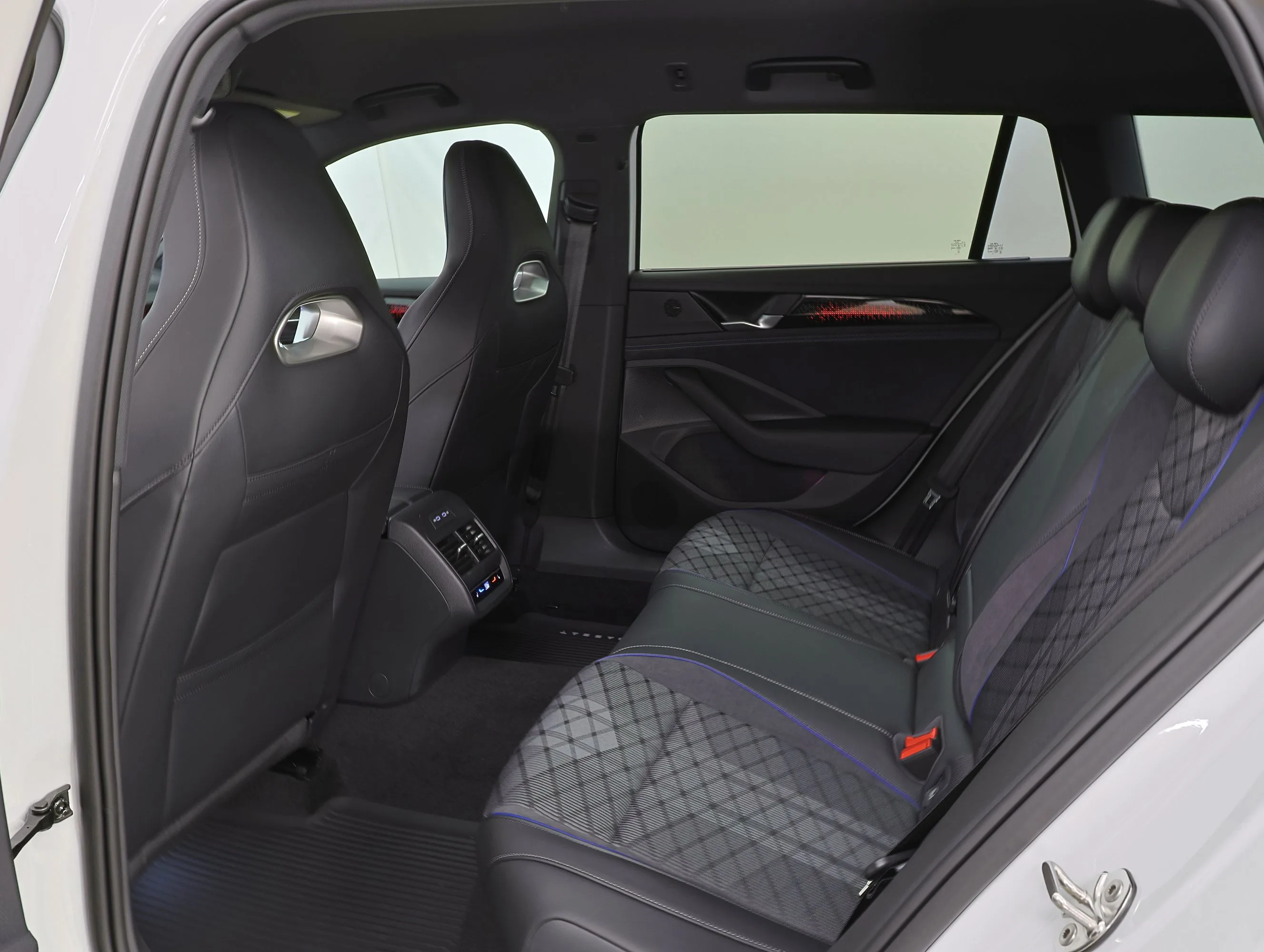 2024 Volkswagen Passat Variant R-Line 4Motion, 13/22