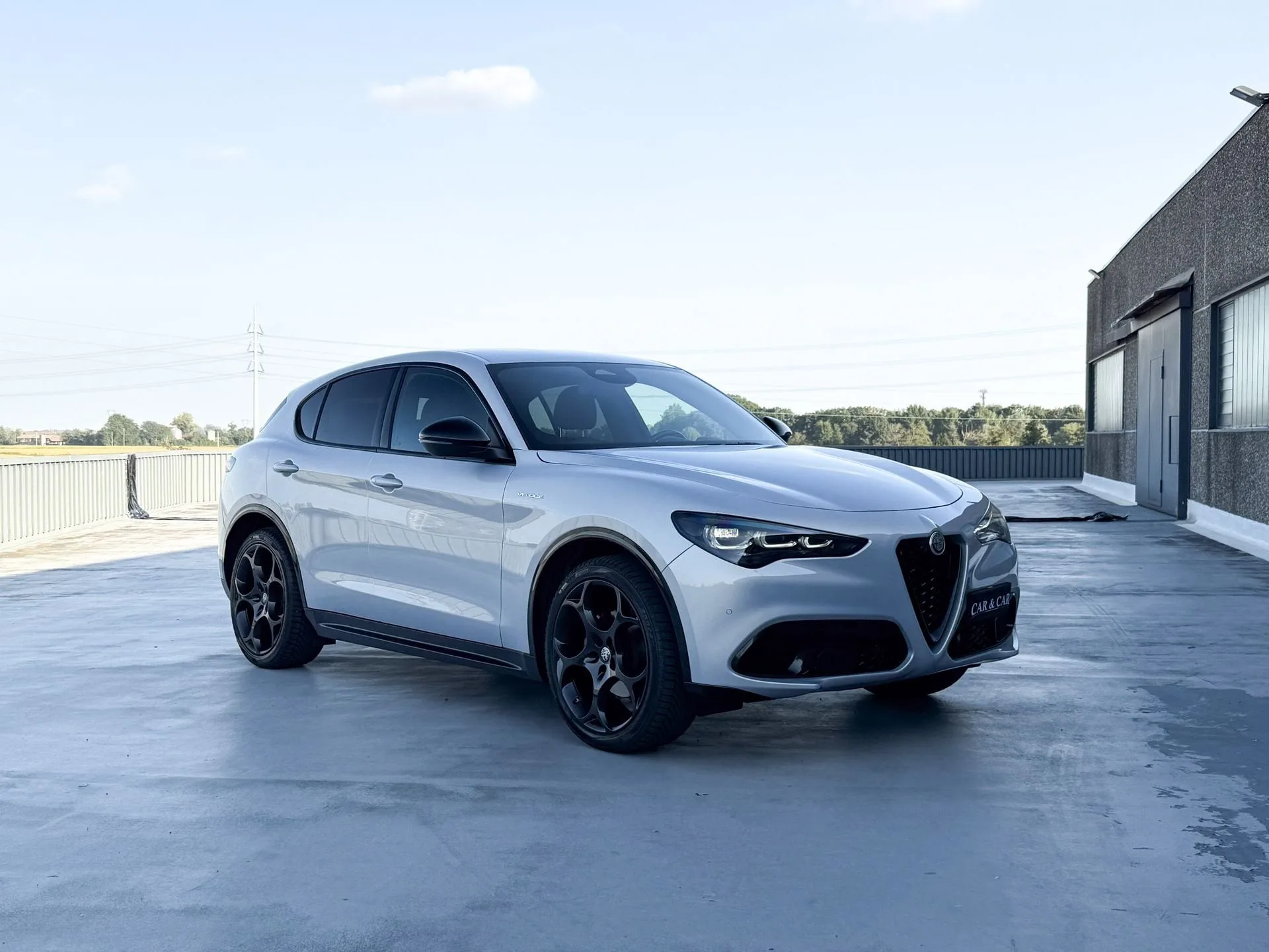 2025 Alfa Romeo Stelvio proposé par un concessionnaire spécialisé à Zibido San Giacomo, Italie, photo principale