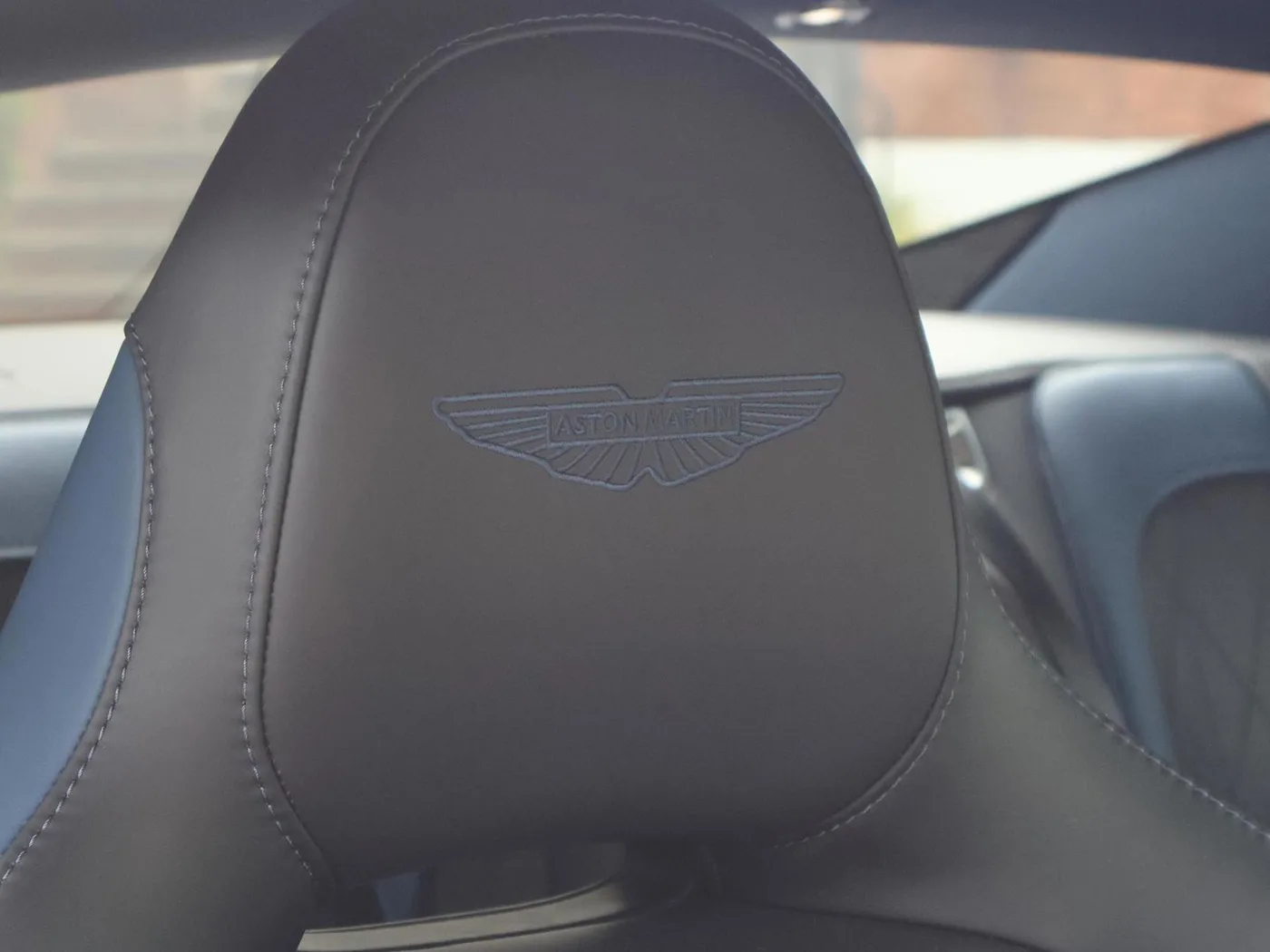 2025 Aston Martin DB12 angeboten von einer Vertragshändlergruppe in Pangbourne, Vereinigtes Königreich, Foto 4 von 25