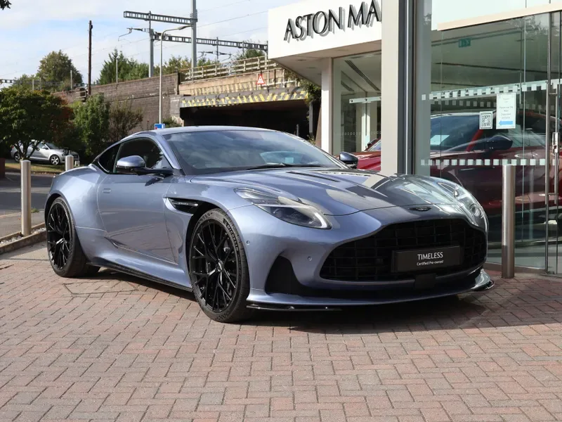 2025 Aston Martin DB12 proposée par un groupe de concessions agréées à Pangbourne, Royaume-Uni, photo principale