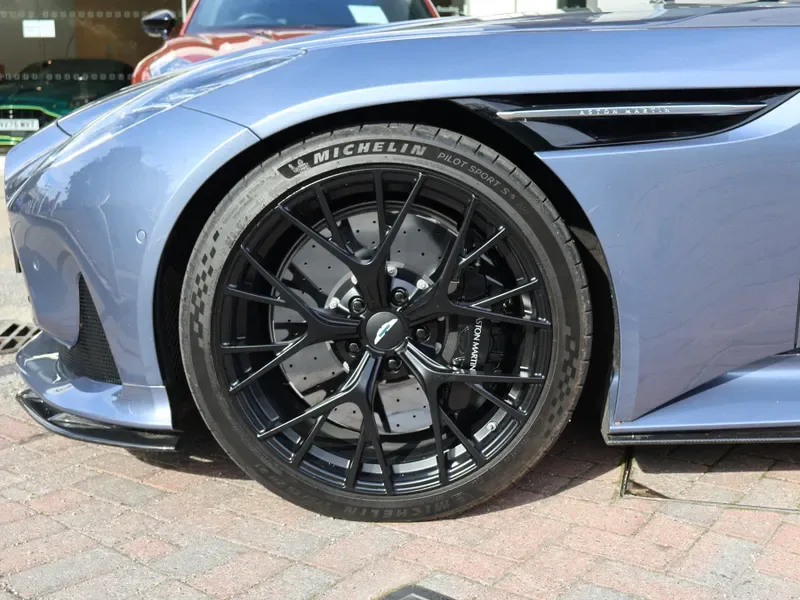 2025 Aston Martin DB12, 4/30