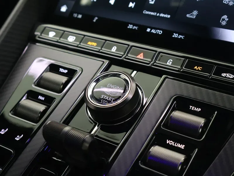 2025 Aston Martin DB12, 15/30