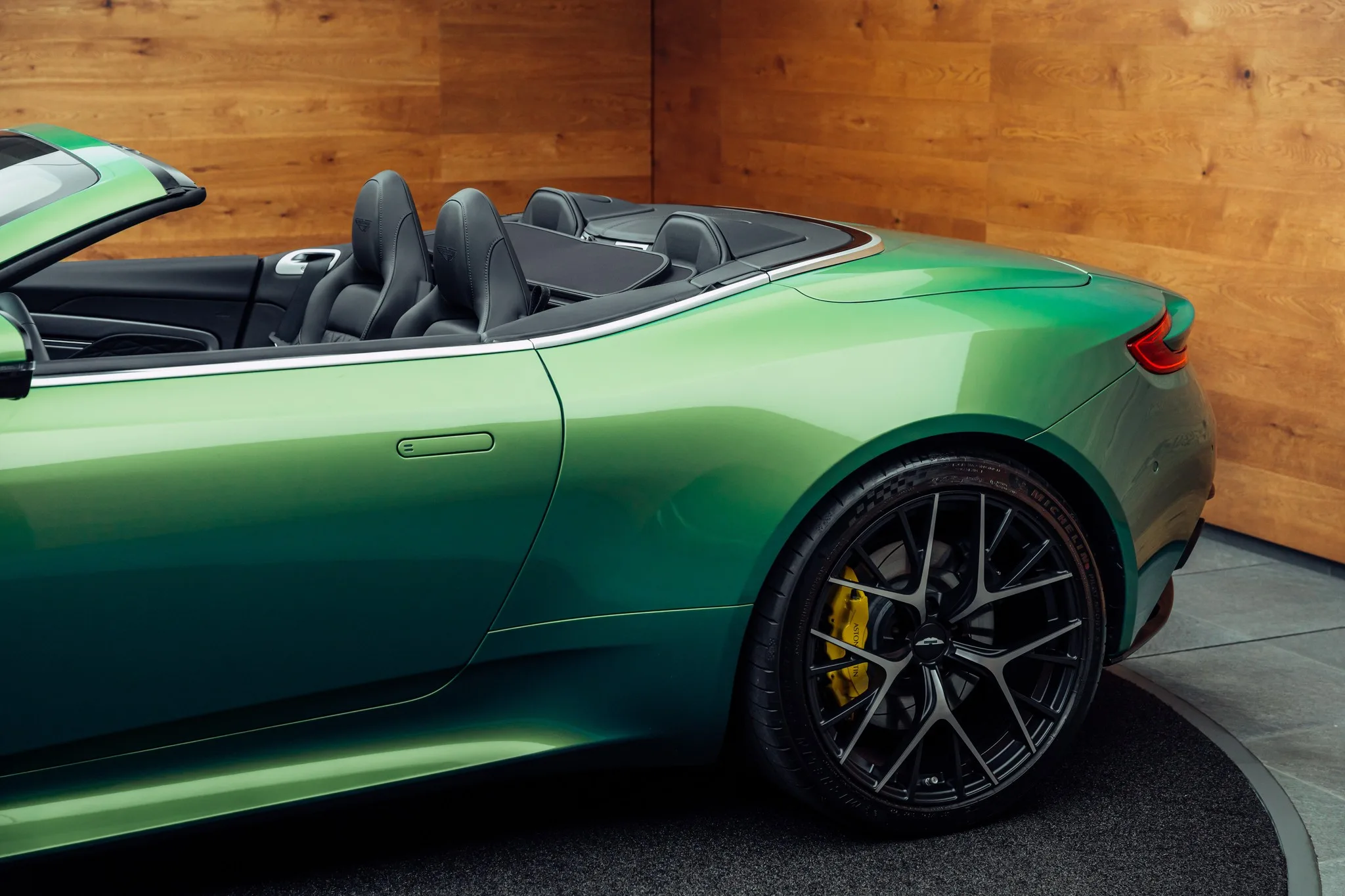 2025 Aston Martin DB12 Volante, 19/22