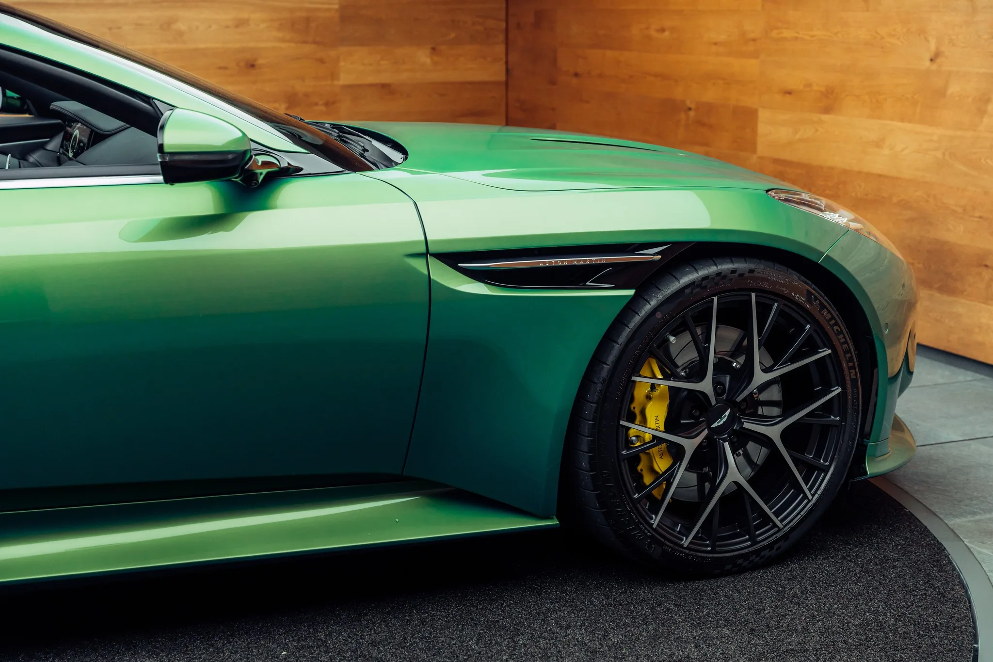 2025 Aston Martin DB12 Volante, 21/22