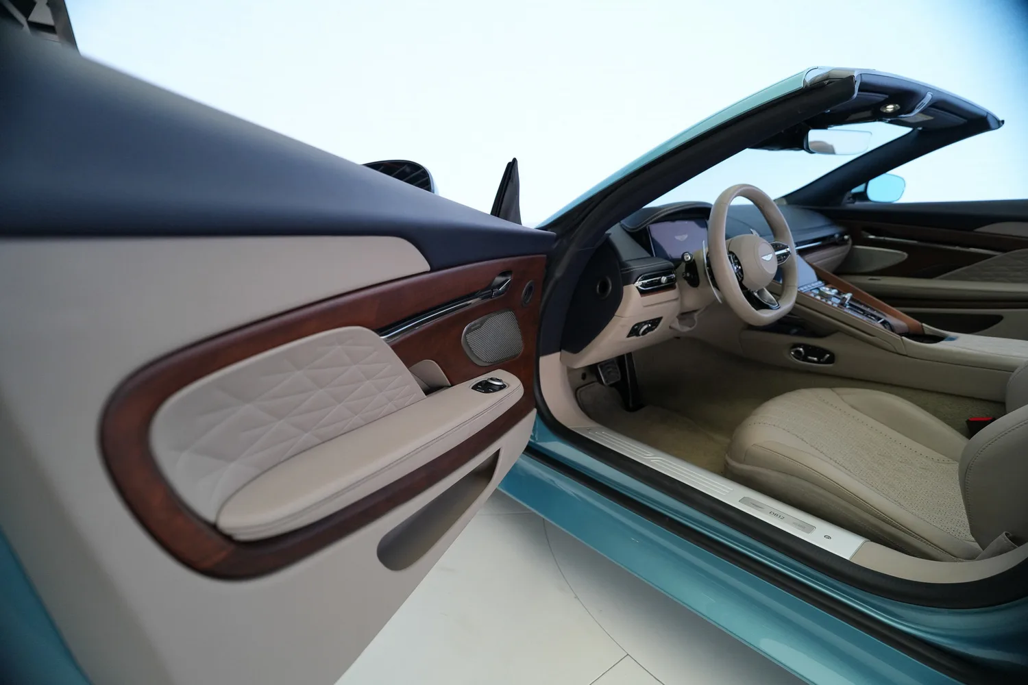 2025 Aston Martin DB12 Volante, 4/19