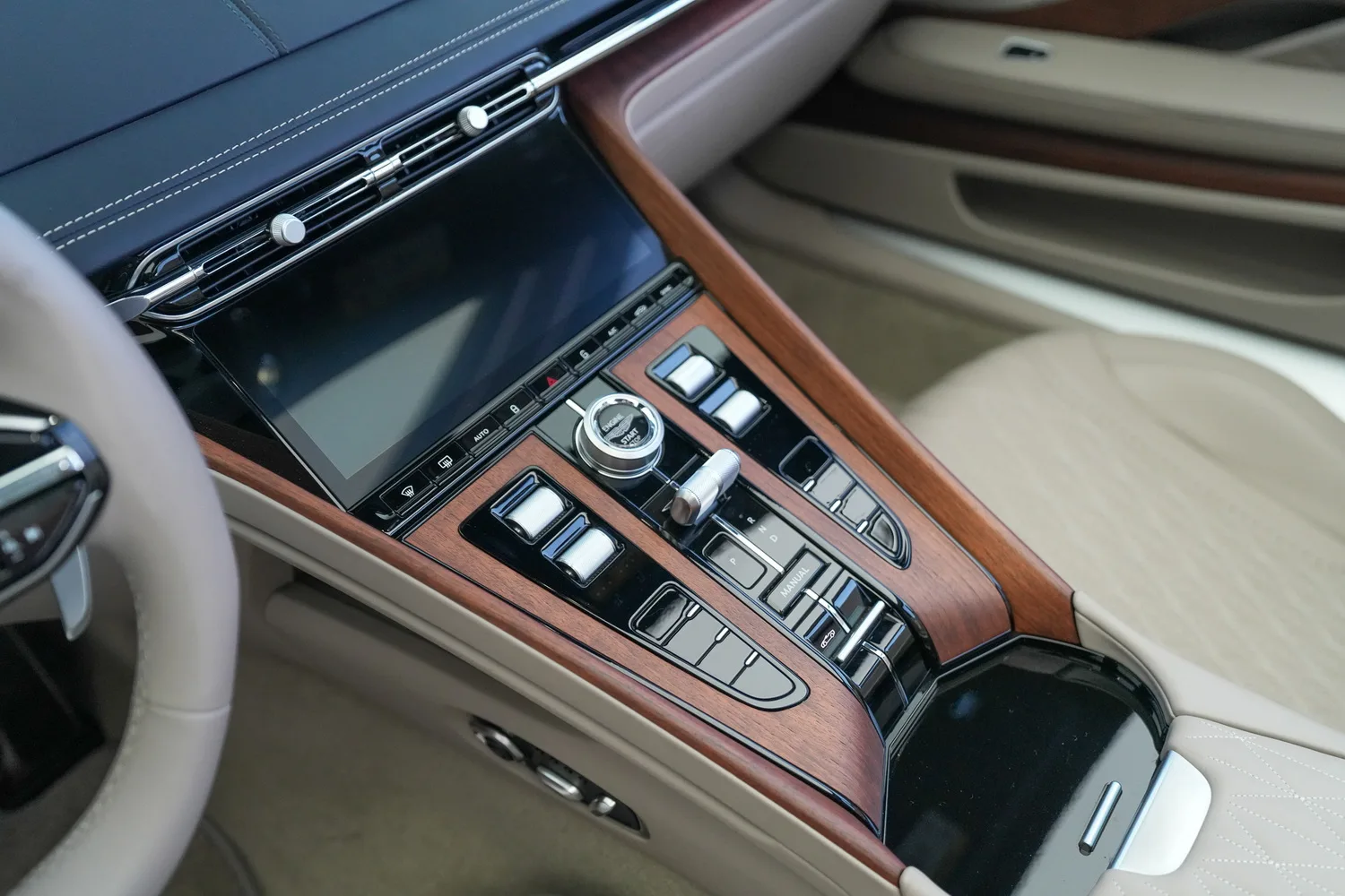 2025 Aston Martin DB12 Volante, 9/19