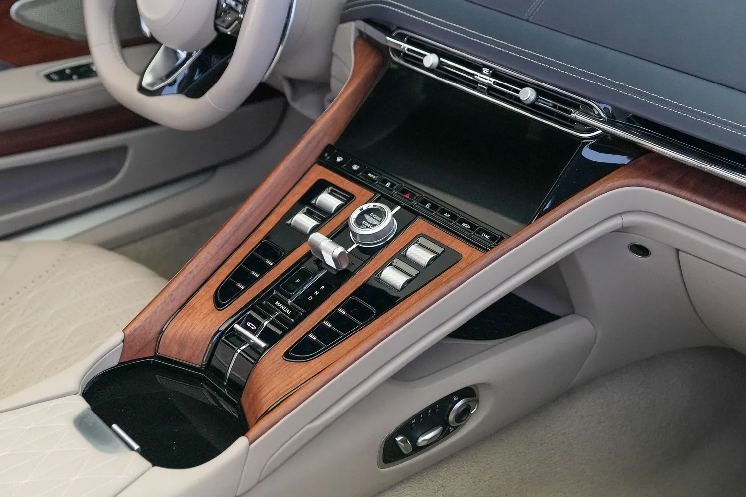 2025 Aston Martin DB12 Volante, 11/19