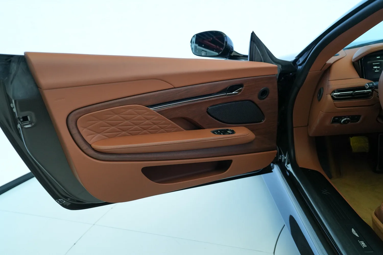 2025 Aston Martin DB12 Volante, 2/19
