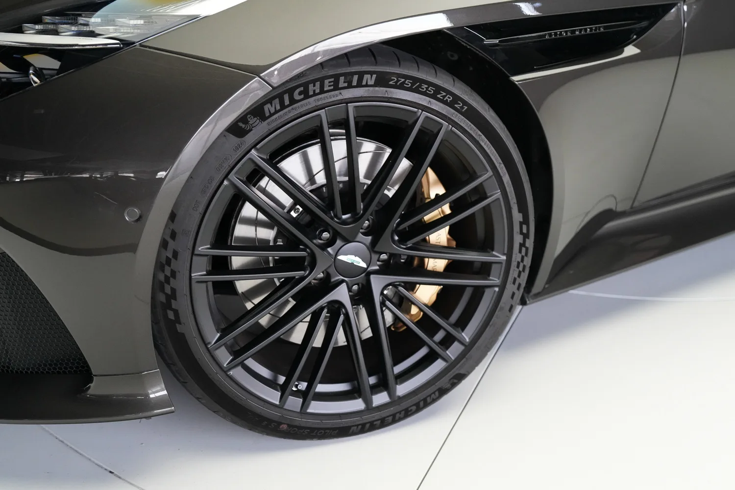 2025 Aston Martin DB12 Volante, 18/19