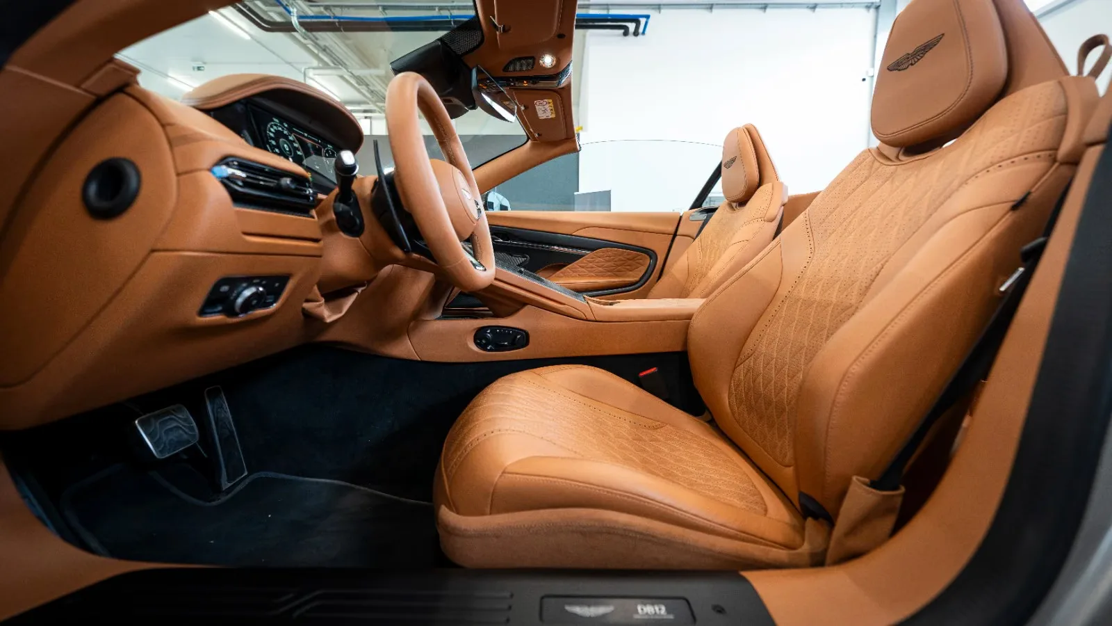 2025 Aston Martin DB12 Volante, 11/14