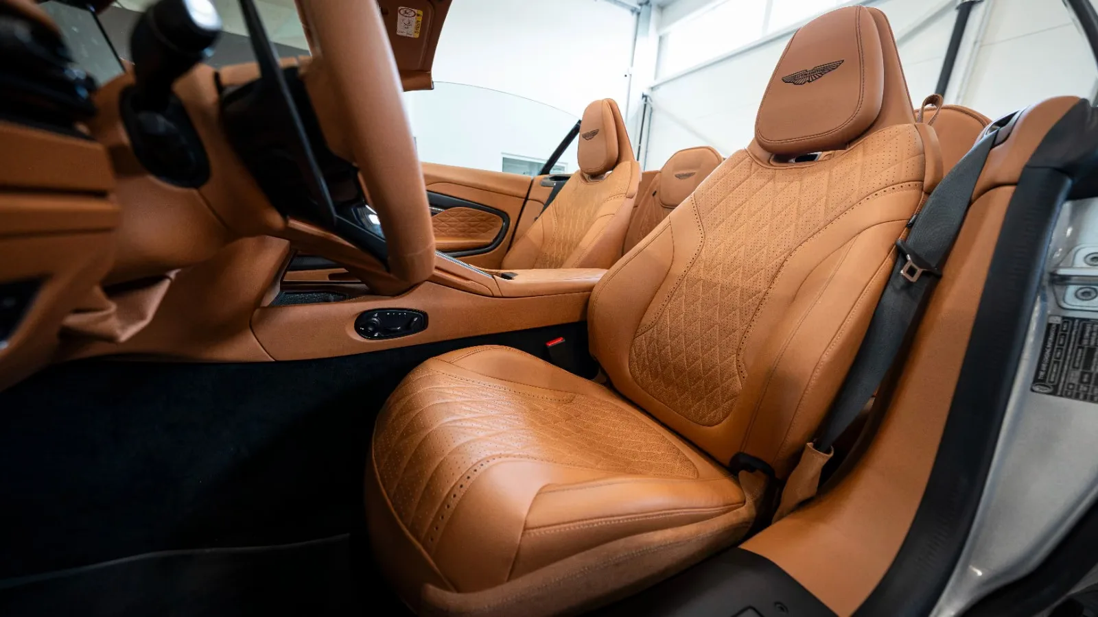 2025 Aston Martin DB12 Volante, 12/14