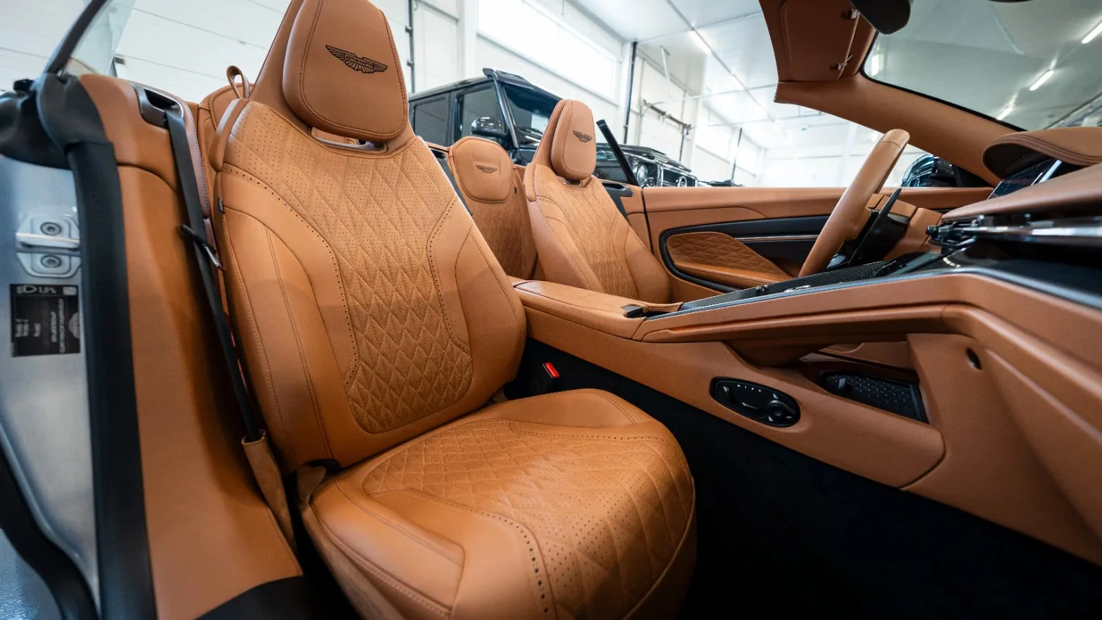 2025 Aston Martin DB12 Volante, 13/14