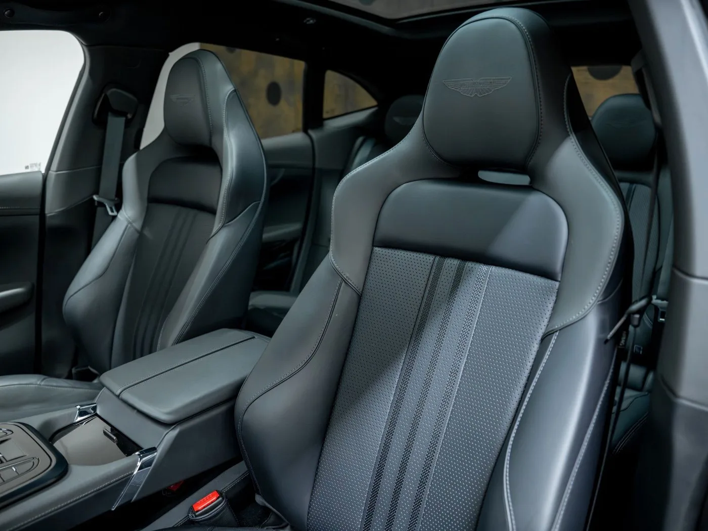 2025 Aston Martin DBX 707 angeboten von einem Supersportwagenhändler in Gronau, Deutschland, Foto 17 von 25