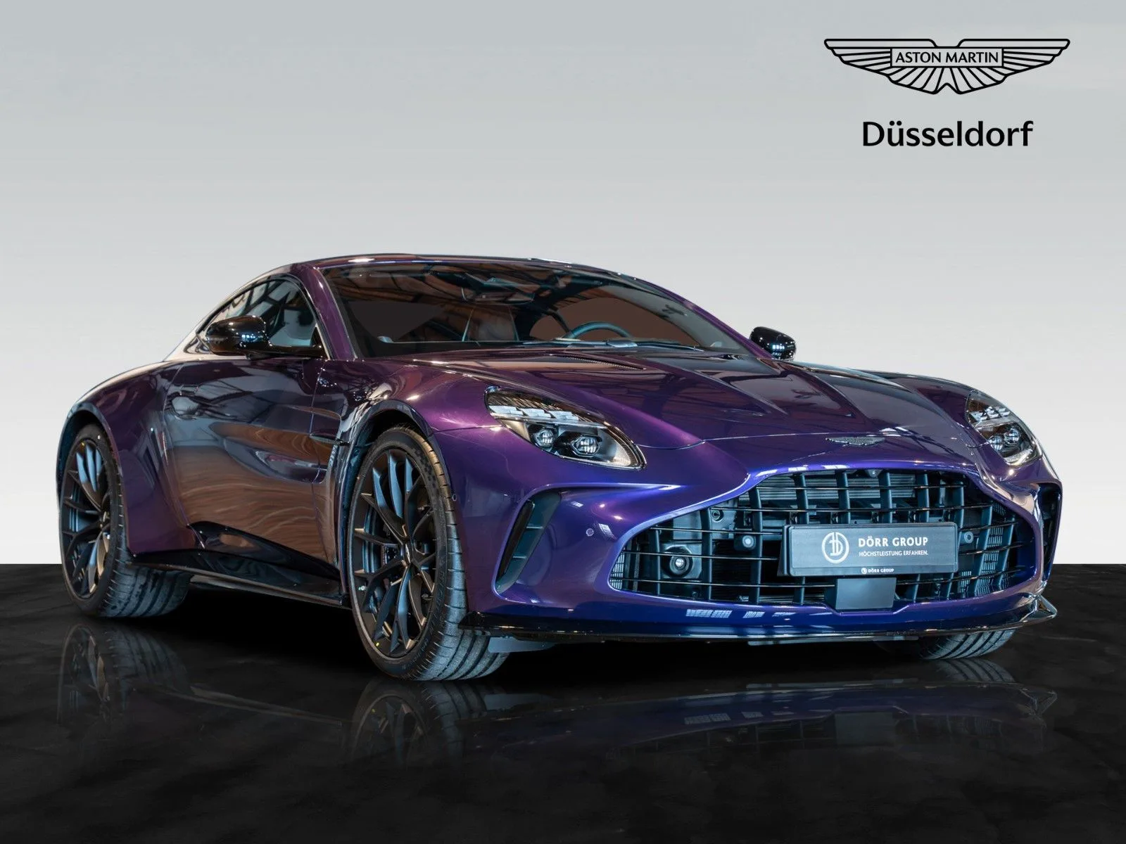 2025 Aston Martin V8 Vantage proposée par un concessionnaire agréé à Berlin, Allemagne, photo principale