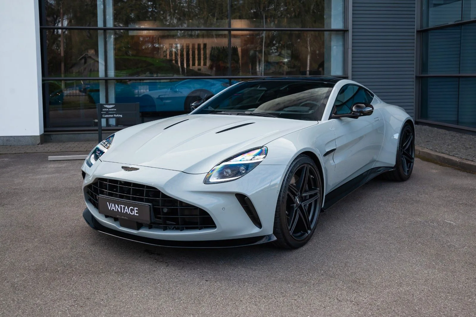 2025 Aston Martin V8 Vantage proposée par un spécialiste de la supercar à Riga, Lettonie, photo principale