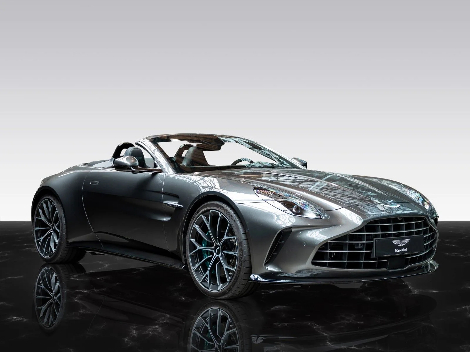 2025 Aston Martin V8 Vantage Roadster proposée par un concessionnaire agréé à Düsseldorf, Allemagne, photo principale