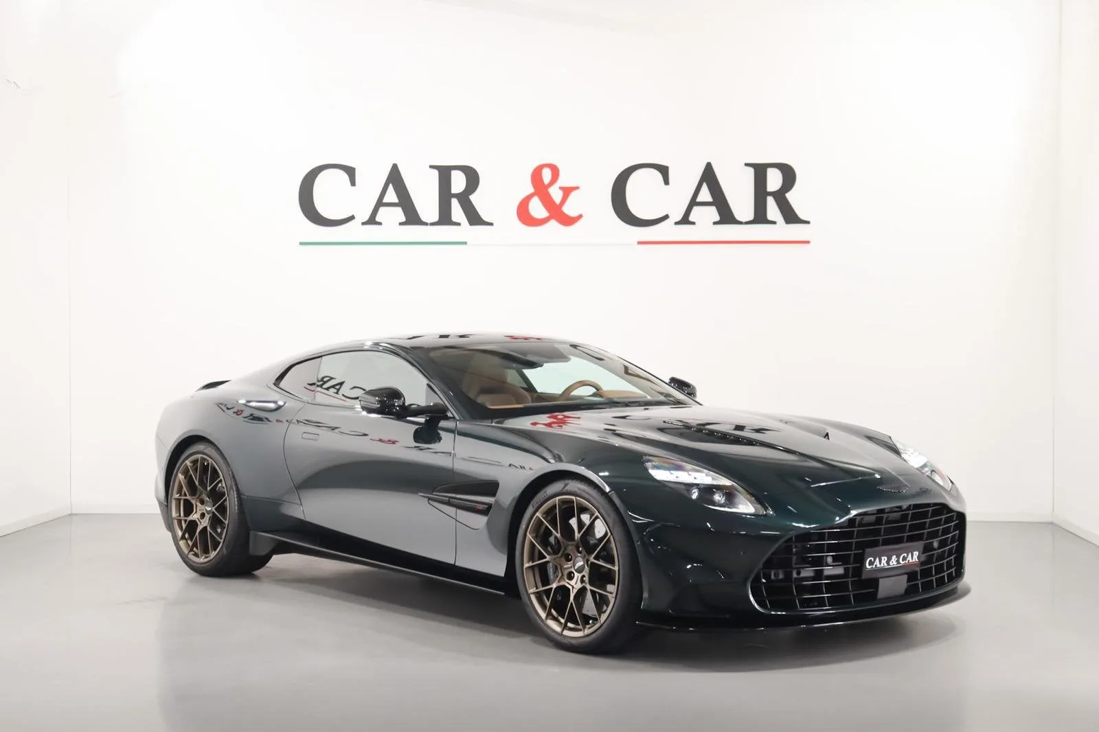 2025 Aston Martin Vanquish offered by a supercar dealer in Zibido San Giacomo, Italy, main photo